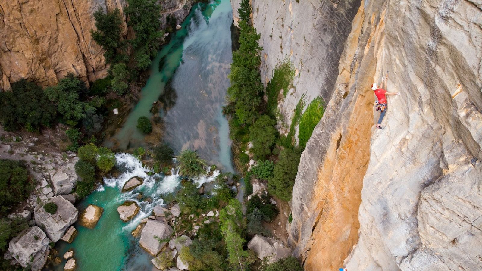 Escalada y salto de los hermanos Pou en el Estrecho de Mijares