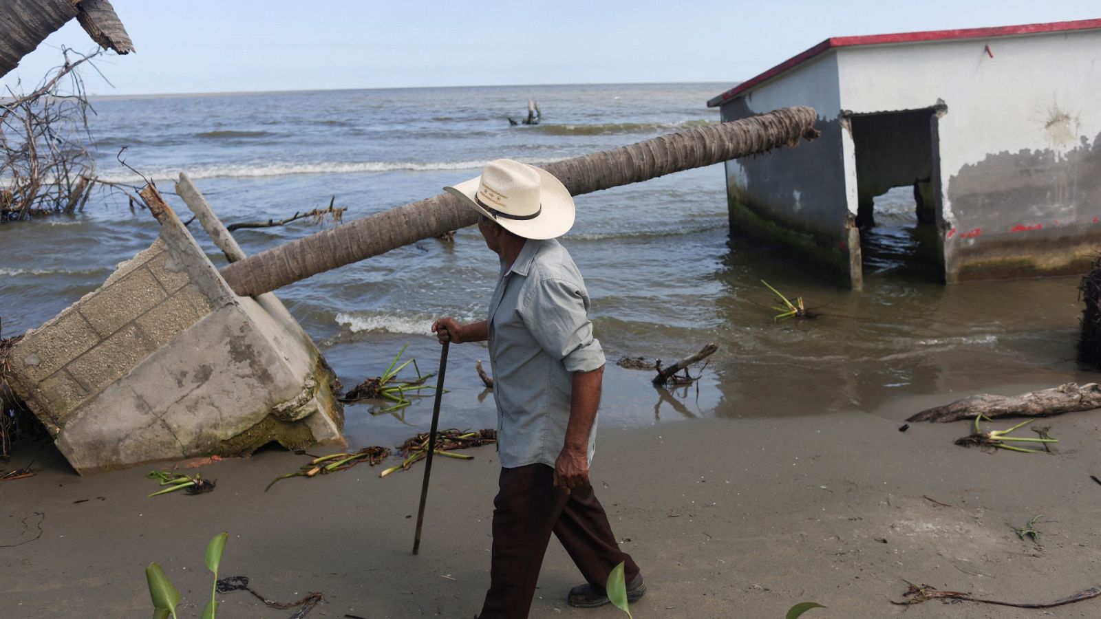 Los compromisos de la COP27 llegan tarde para El Bosque, un pueblo devorado por el mar en México