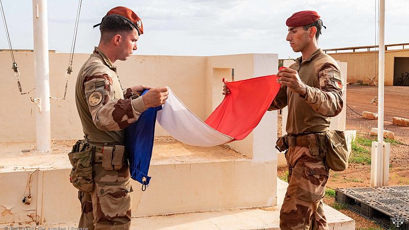 Francia hace oficial la salida de sus tropas de Mali