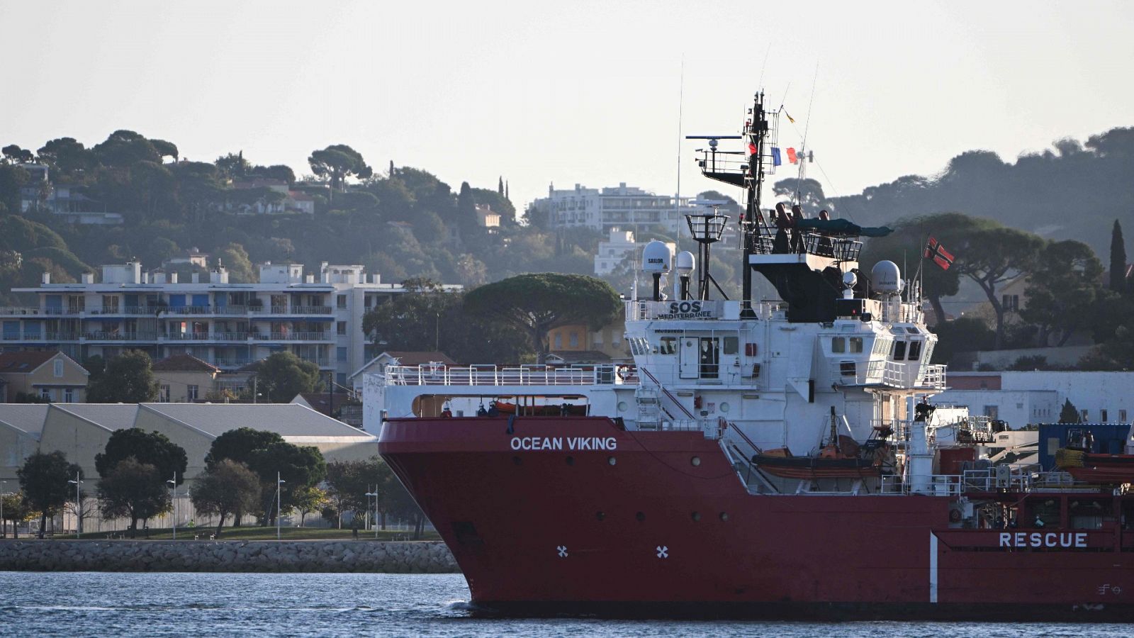 Migración: El Ocean Viking atraca en el puerto francés de Tolón