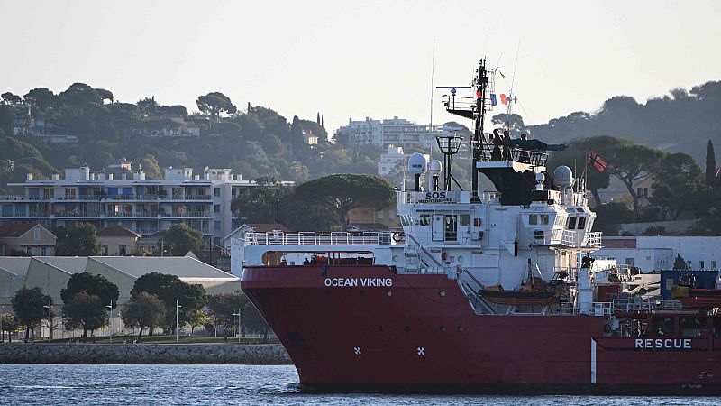 El barco Ocean Viking desembarca a 230 migrantes rescatados en el Mediterráneo en el puerto francés de Tolón - Ver ahora