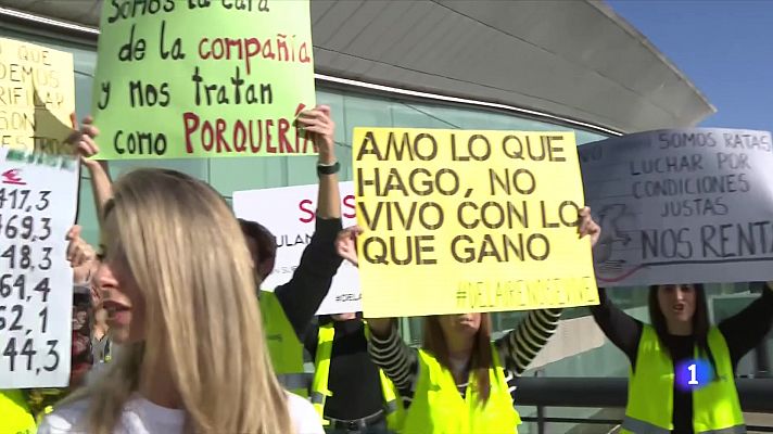 Els tripulants de cabina de Vueling es manifesten al Prat