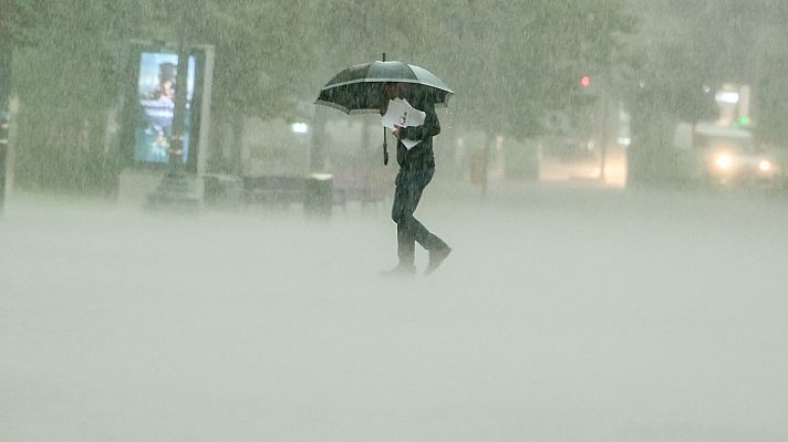 Telediario 1 - Las fuertes lluvias inundan las calles de la Comunidad Valenciana