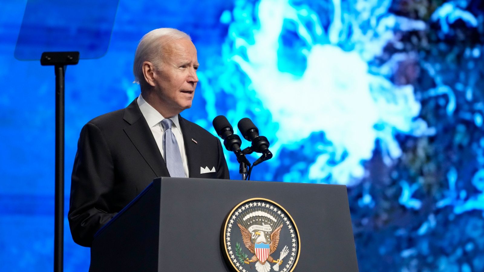 Biden dice que EE.UU. cumplirá con la reducción de emisiones para evitar "el infierno climático"