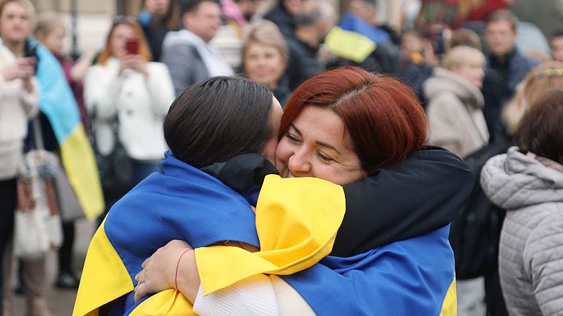 Jersón celebra la toma de la ciudad por las tropas ucranianas