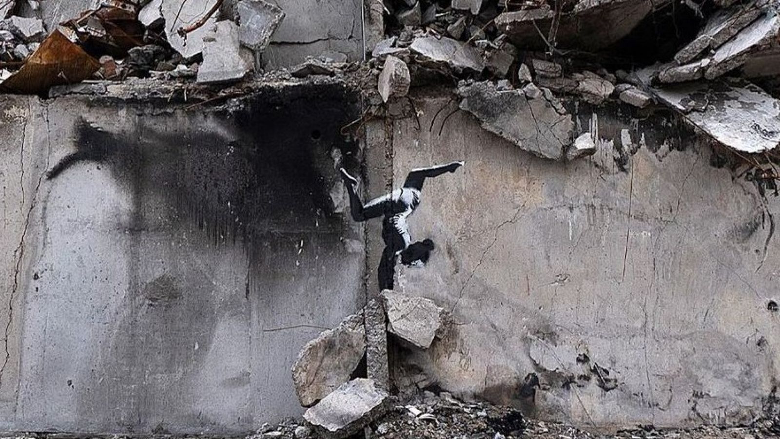 Obras de Banksy en zonas bombardeadas a las afueras de Kiev