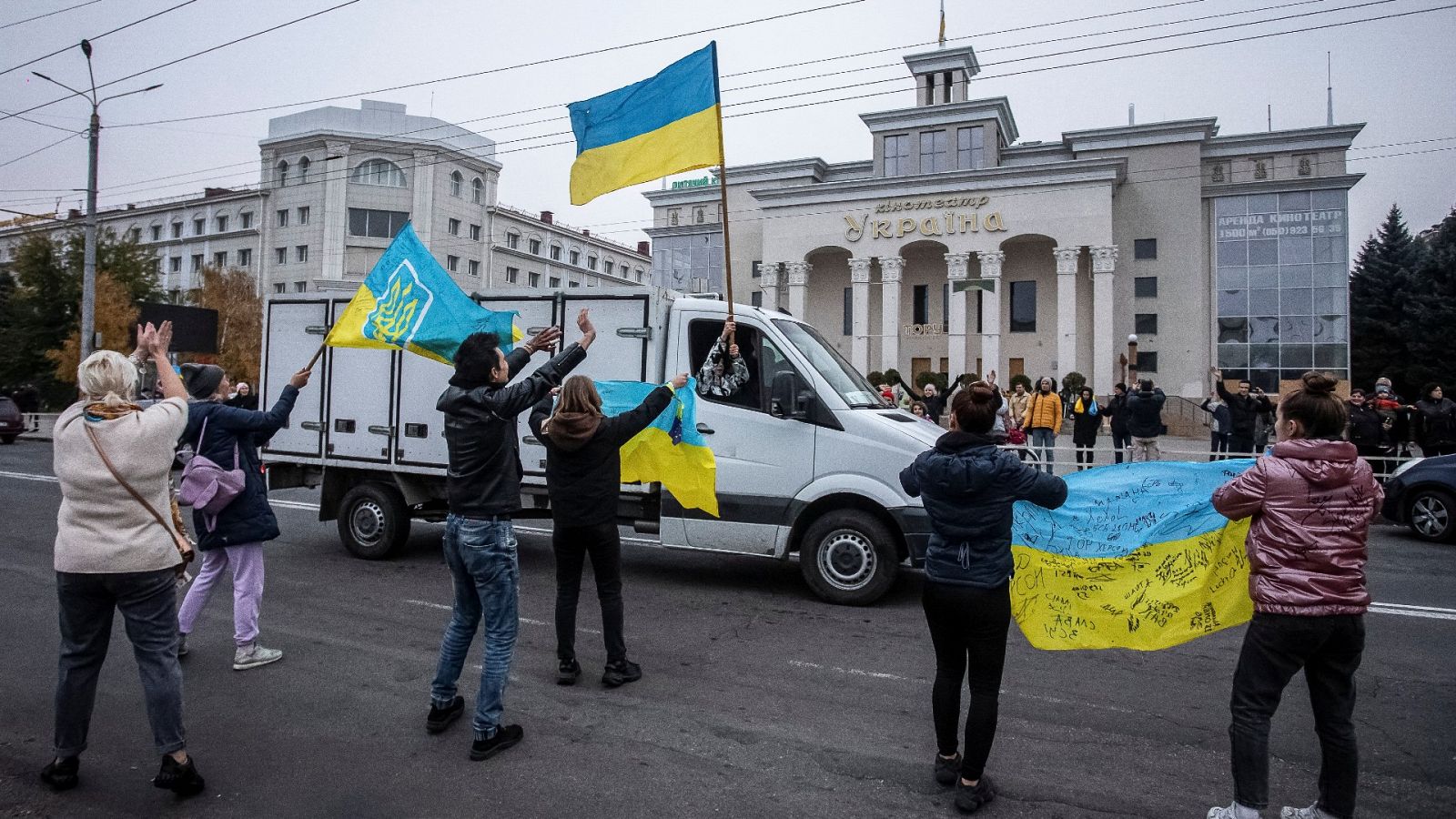 La euforia se apodera de las calles de Jersón tras la retirada de las tropas rusas