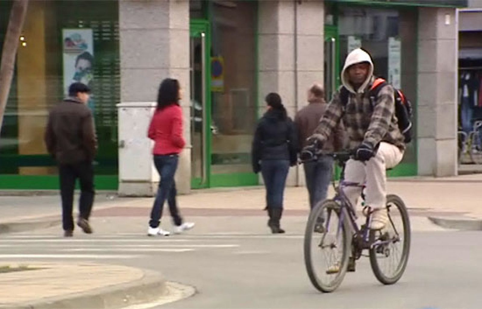 La Abogacía del Estado ha dicho que es suficiente el pasaporte, sin necesidad del visado. Y advierte que no puede denegarse bajo el pretexto de que el extranjero no resida legalmente en España.