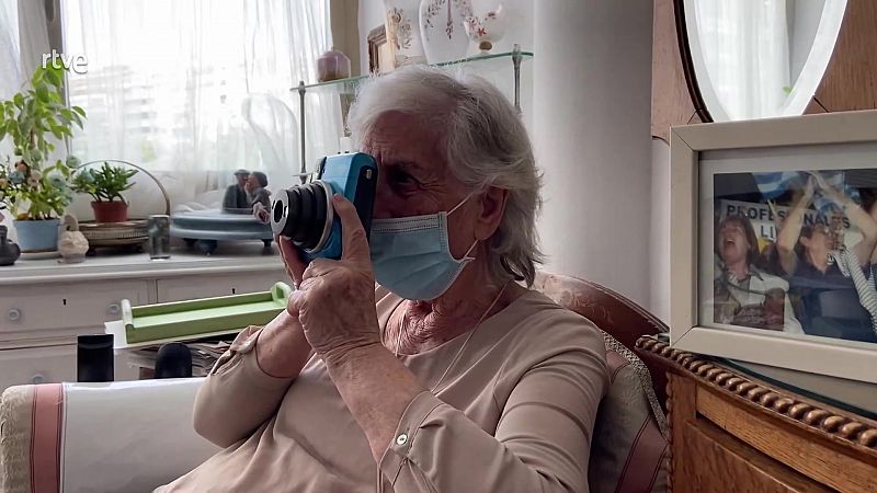 `Mi tía Ana Mari¿ es un fotolibro del confinamiento. El artista Héctor Mediavilla propuso a su tía Ana Mari que realizara fotografías y escribiera sus pensamientos para superar la angustia de la soledad