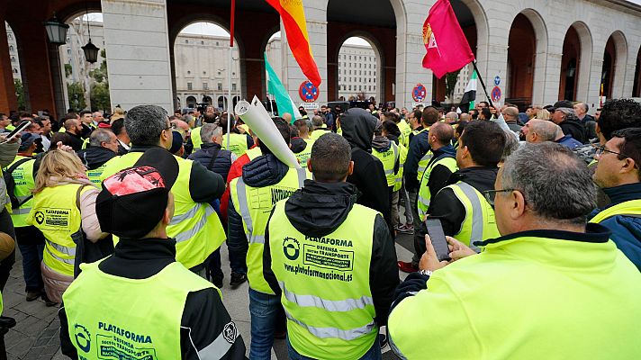 Telediario 2 - Normalidad en el primer día de paro indefinido convocado por la Plataforma en Defensa del Transporte