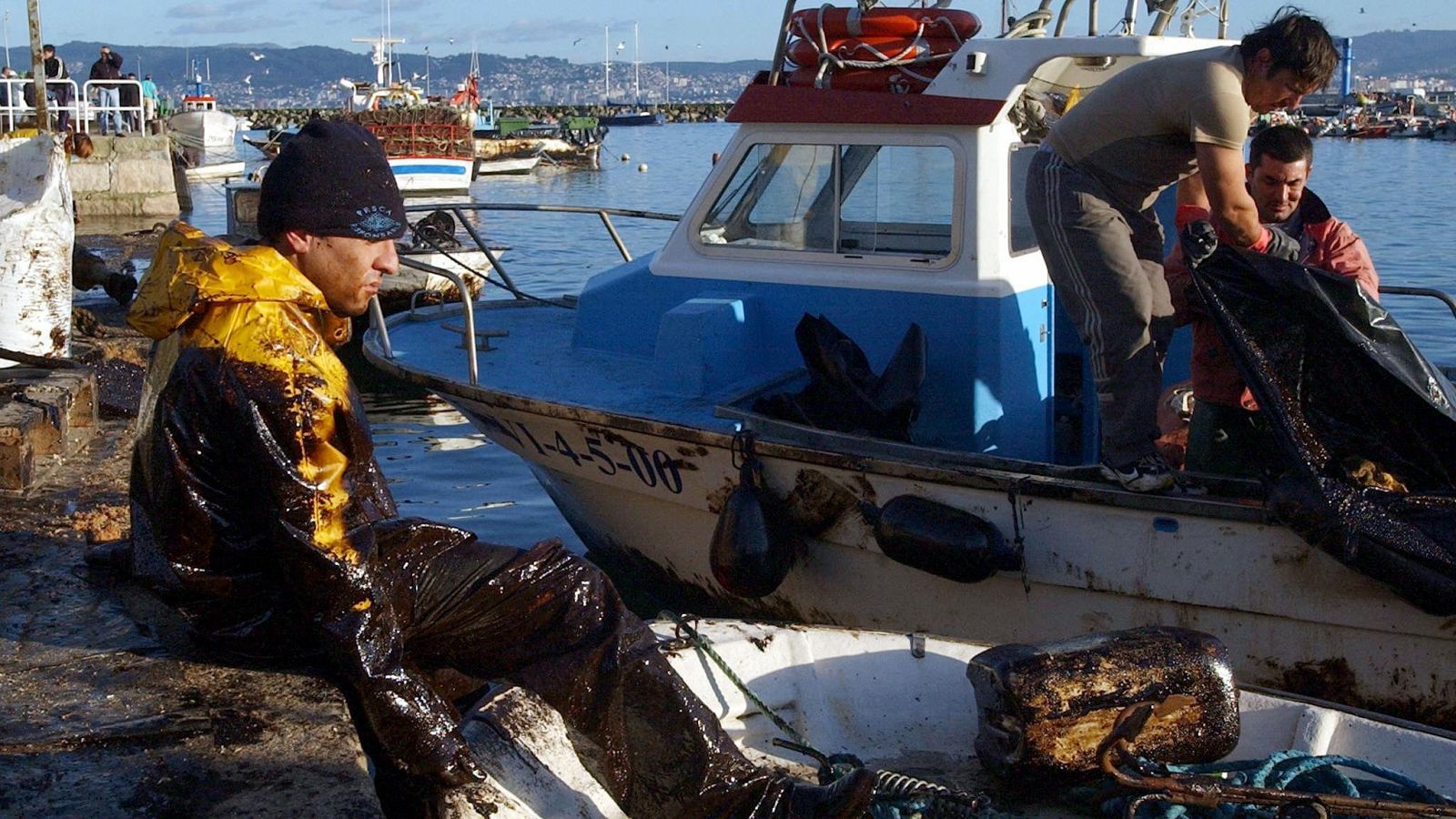 Los pescadores recuerdan a los que ayudaron a limpiar el crudo