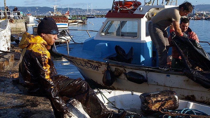 Los pescadores recuerdan a los que ayudaron a limpiar el crudo | Ver