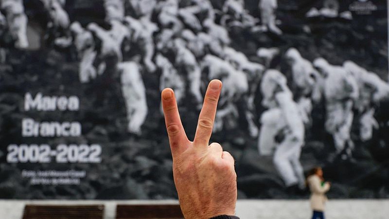 El desastre del Prestige trajo la solidaridad a las costas gallegas | Ver