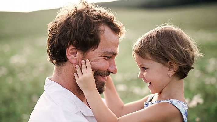 Un padre con su hija