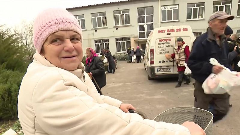 Empieza a llegar ayuda humanitaria a los pueblos de Jersón recuperados por Ucrania