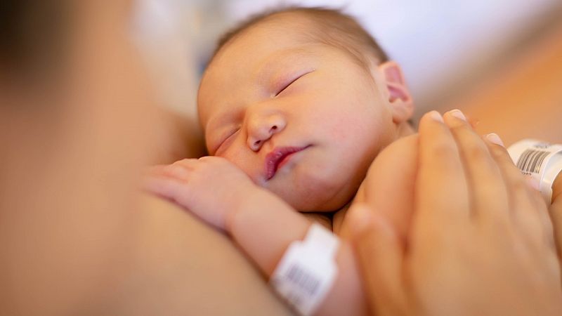 'Piel con piel' tras el parto, también para los prematuros: "Ayuda al bebé a estar más tranquilo, lo estabiliza"