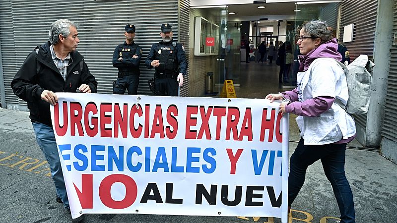 Madrid y los médicos negocian la huelga en atención primaria tras llegar a un acuerdo en las urgencias extrahospitalarias