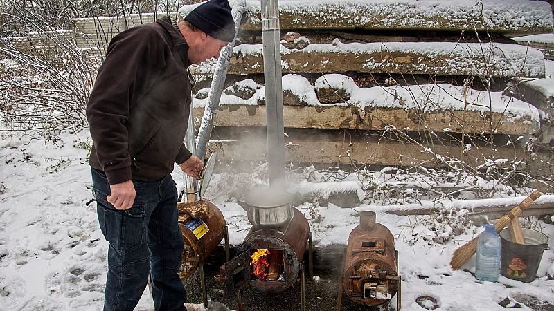 A las puertas del invierno diez millones de personas en Ucrania no tienen luz ni calefacción