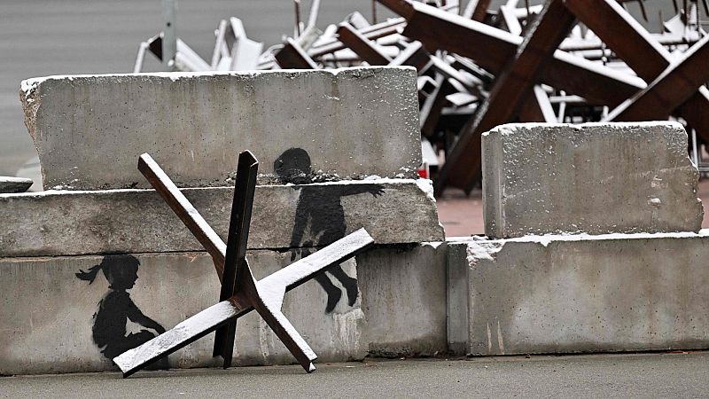 Banksy insufla vida en las ciudades más castigadas de Ucrania con al menos siete obras