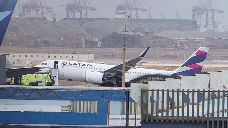 Un avión choca con un camión de bomberos en el aeropuerto de Lima