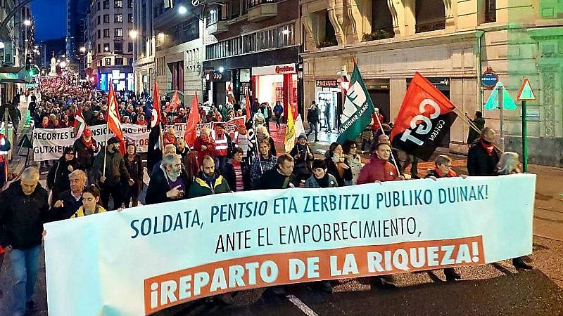 Manifestación de pensionistas, sindicatos vascos y organizaciones sociales contra el empobrecimiento de la clase trabajadora