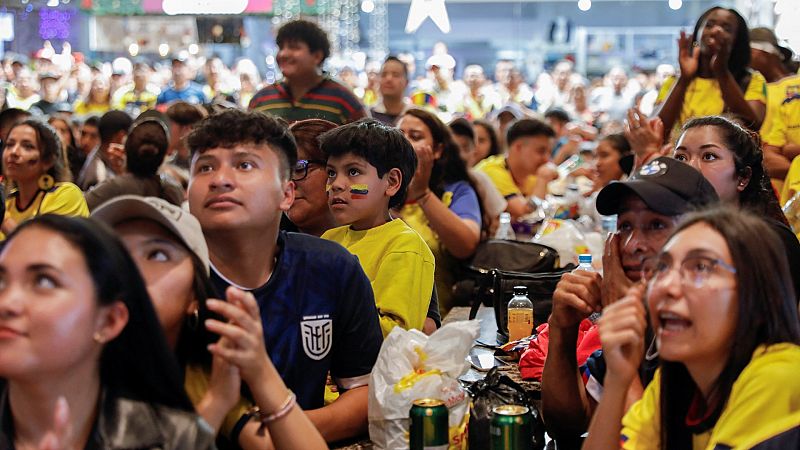 Los aficionados ecuatorianos celebran la victoria en el Mundial también en España