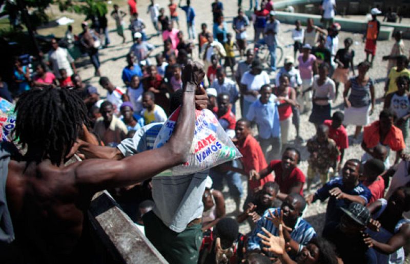  Tras el terremoto, el precio de productos básicos y elementales para la población, como por ejemplo el arroz, se dipara y vale hasta siete veces más. Sin embargo, en medio de tanta tragedia también aparecen iniciativas solidarias (21/01/2010).