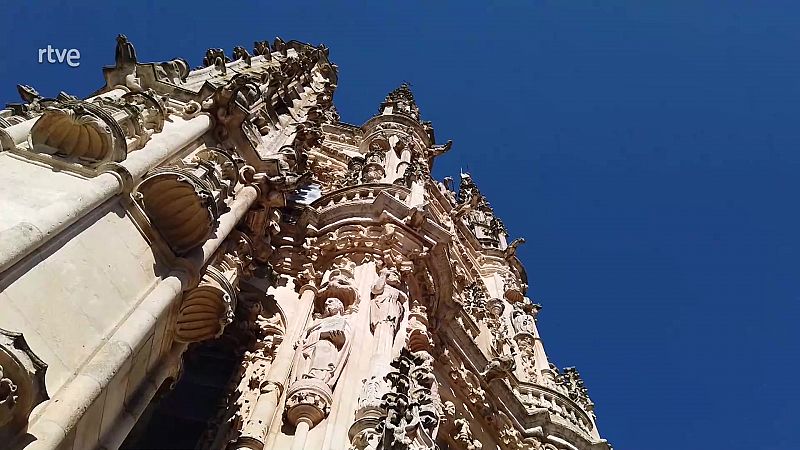 La Catedral de Burgos es un templo singular y lleno de simbolismos. Descubrimos el sentido teolgico ms profundo del monumento y nos subimos a su cubierta para contemplarla desde una nueva perspectiva. 