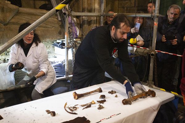 Telediario 1 - Exhuman los restos de un noble gallego para conocer si era familia de Cristóbal Colón