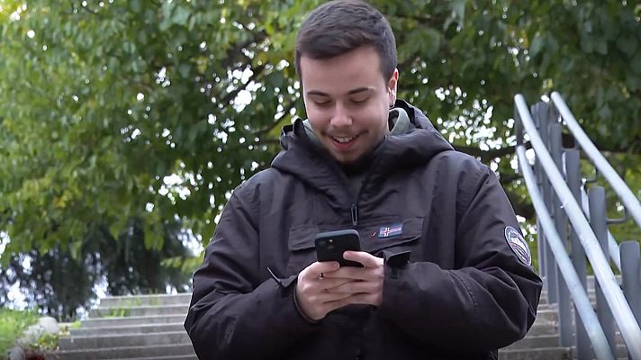 Telediario 1 - El 'renting' de móviles crece entre los jóvenes españoles