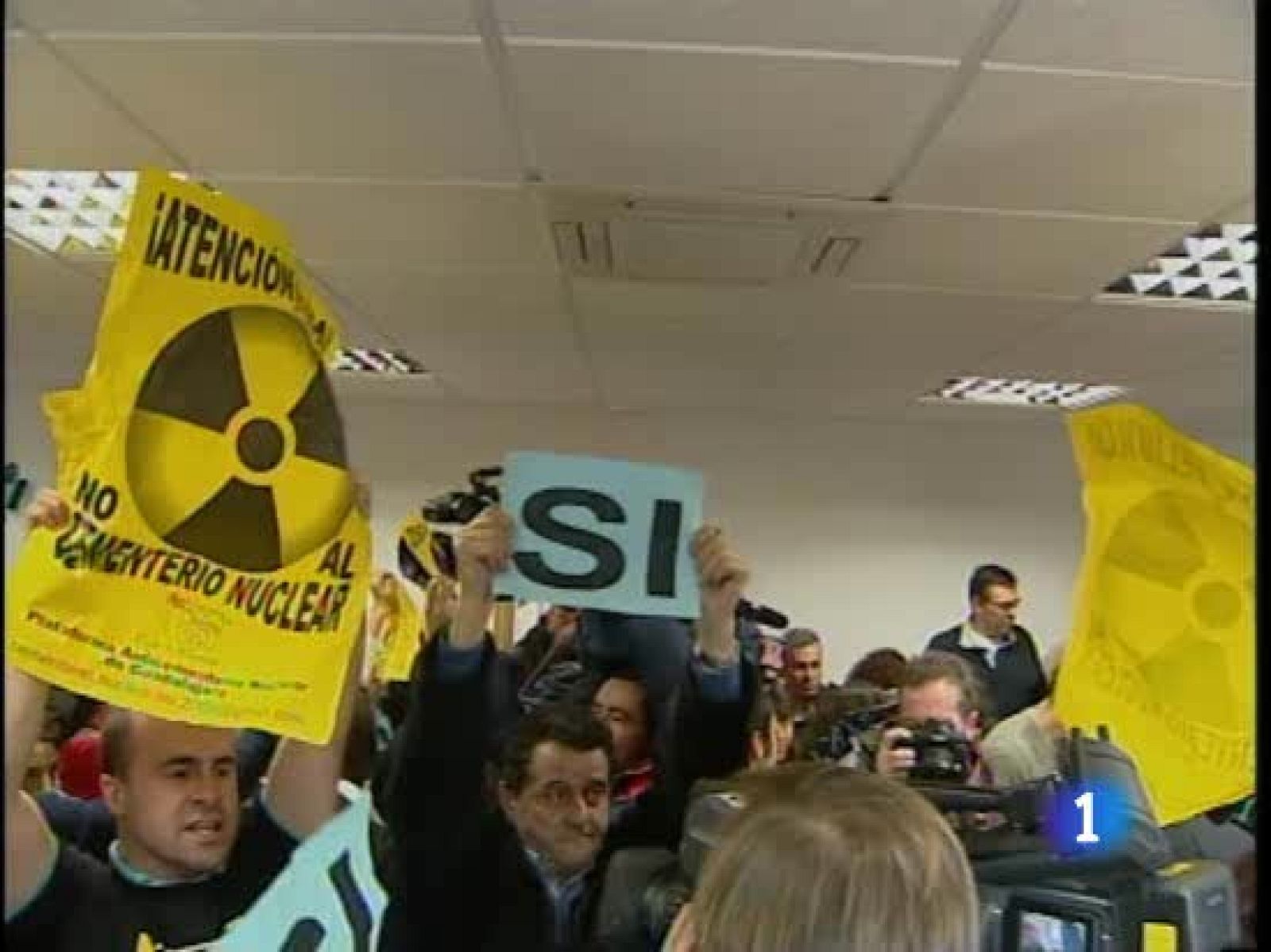 Lo ha acordado hoy el ayuntamiento, en un tenso pleno. A favor del almacen nuclear han votado sólo los concejales del PP, que han ignorado la oposición de su partido. Los socialistas han votado en contra. 