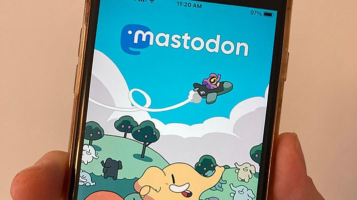 Telediario 2 - Mastodon y Plurk dibujan las alternativas a Twitter mientras su futuro se pone en duda