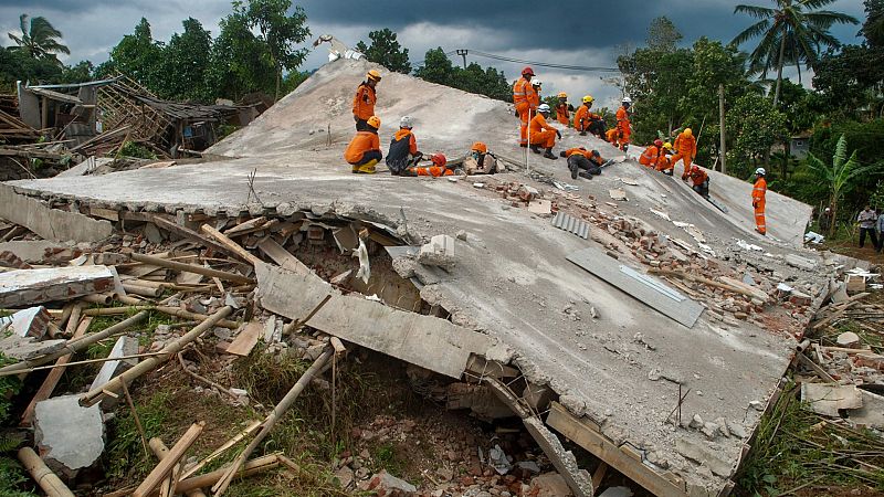 Aumenta el número de muertos en el terremoto de Java, muchos de ellos niños - Ver ahora