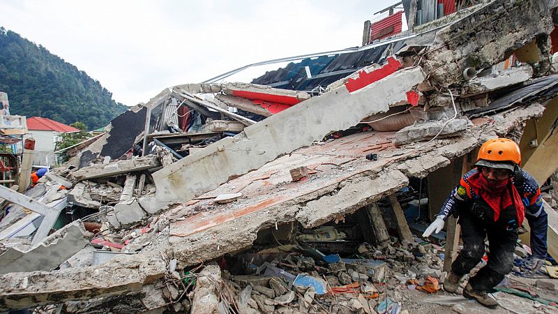 El terremoto en la isla indonesa de Java deja centenares de muertos: "Cuando vine, todo estaba sepultado"