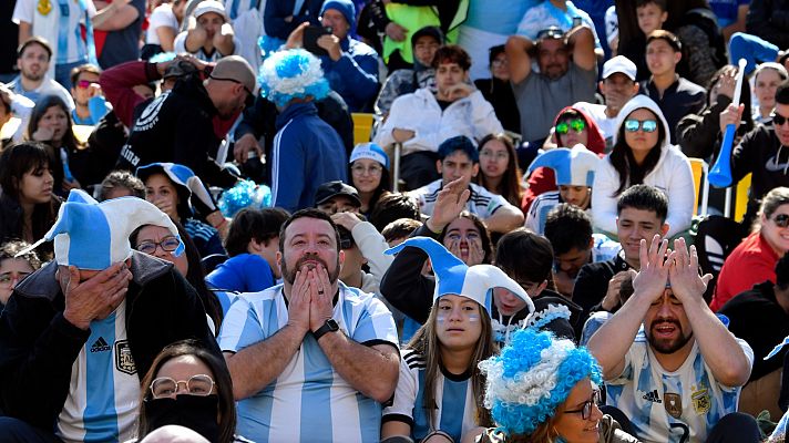 Telediario Matinal - La afición argentina se lamenta tras la derrota ante Arabia Saudí