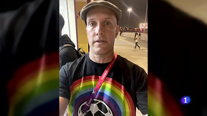 Un periodista retenido en Catar por llevar una camiseta arcoiris - ver ahora