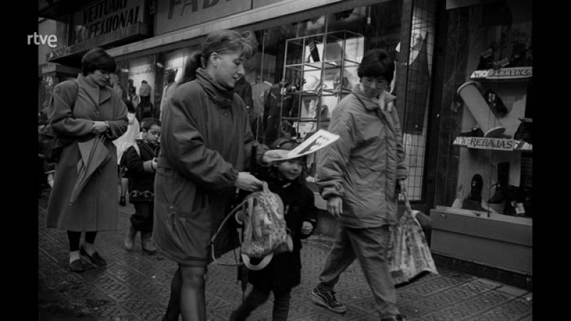 La serie Boek visual nos ofrece una selección de la obra del fotógrafo Jordi Pol. El artista se ha dedicado a pasear por Barcelona, su ciudad, buscando fotografías irrepetibles. 