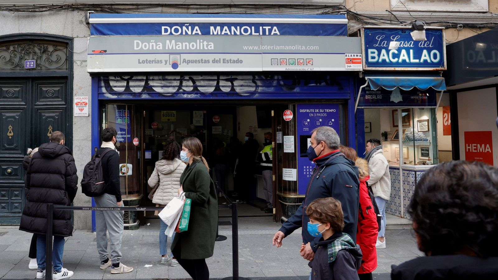 Las molestias de las largas colas para comprar Lotería de Navidad en Doña Manolita