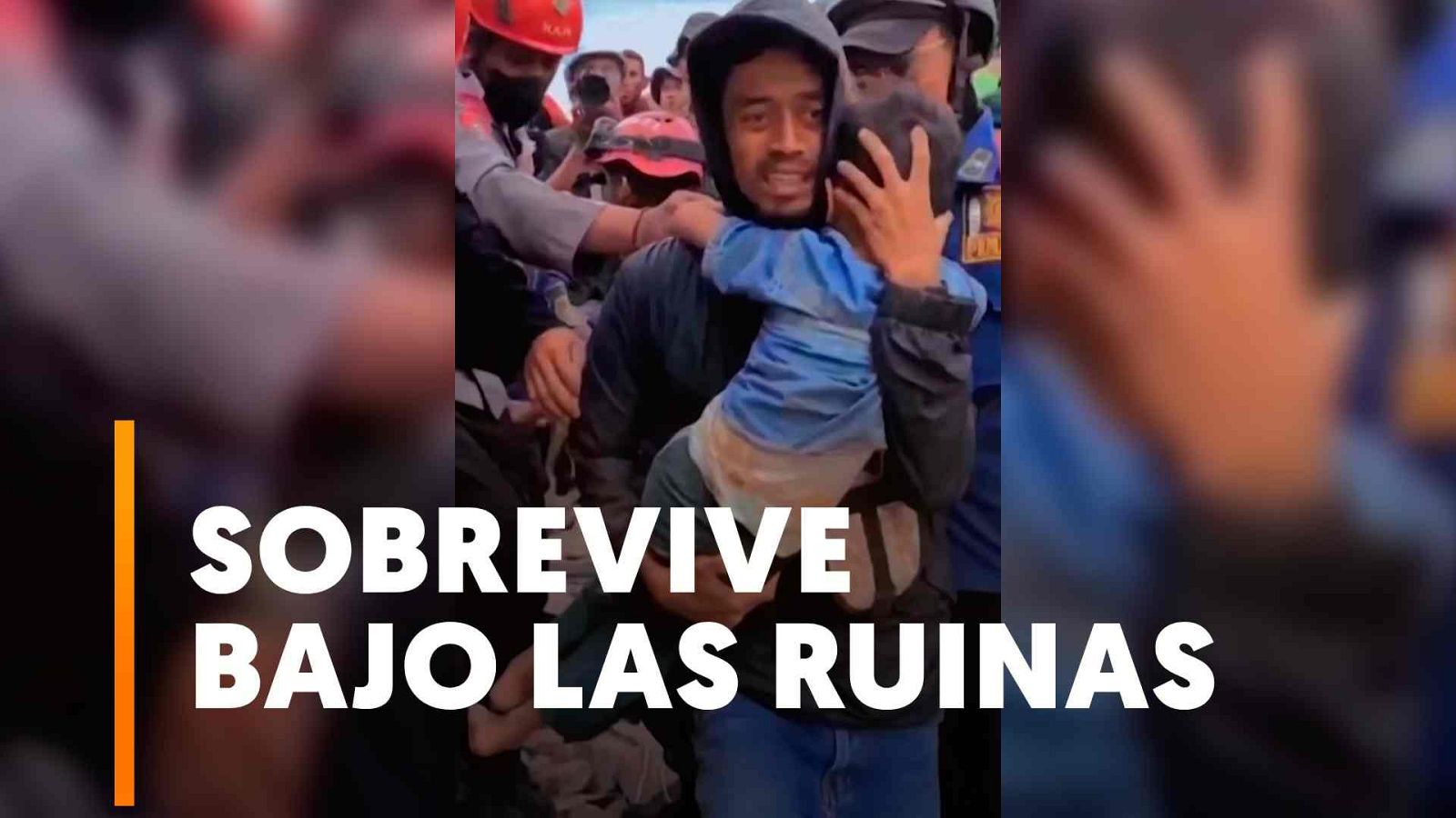 Rescatan a un niño de cinco años de los escombros del terremoto de Indonesia