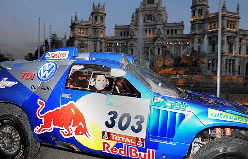 Carlos Sáinz se ha dado un baño de masas en la capital, donde ha ofrecido su Dakar al pueblo madrileño y ha dado una vuelta por sus calles a bordo del Touareg.