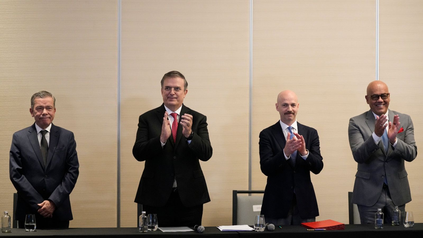 El gobierno de Maduro y la oposición venezolana retoman el diálogo y llegan a un acuerdo sobre la ayuda humanitaria 