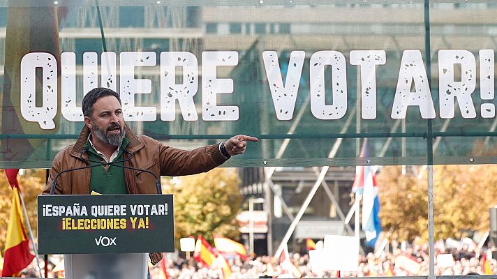 Informativo 24h - Miles de personas convocadas por Vox piden la dimisión de Sánchez por "triturarlo" todo