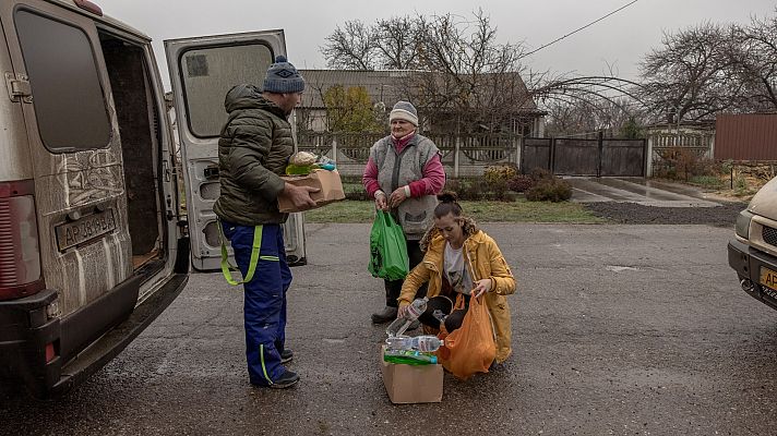 Los civiles huyen de Jersón ante los ataques rusos, el hambre y el frío