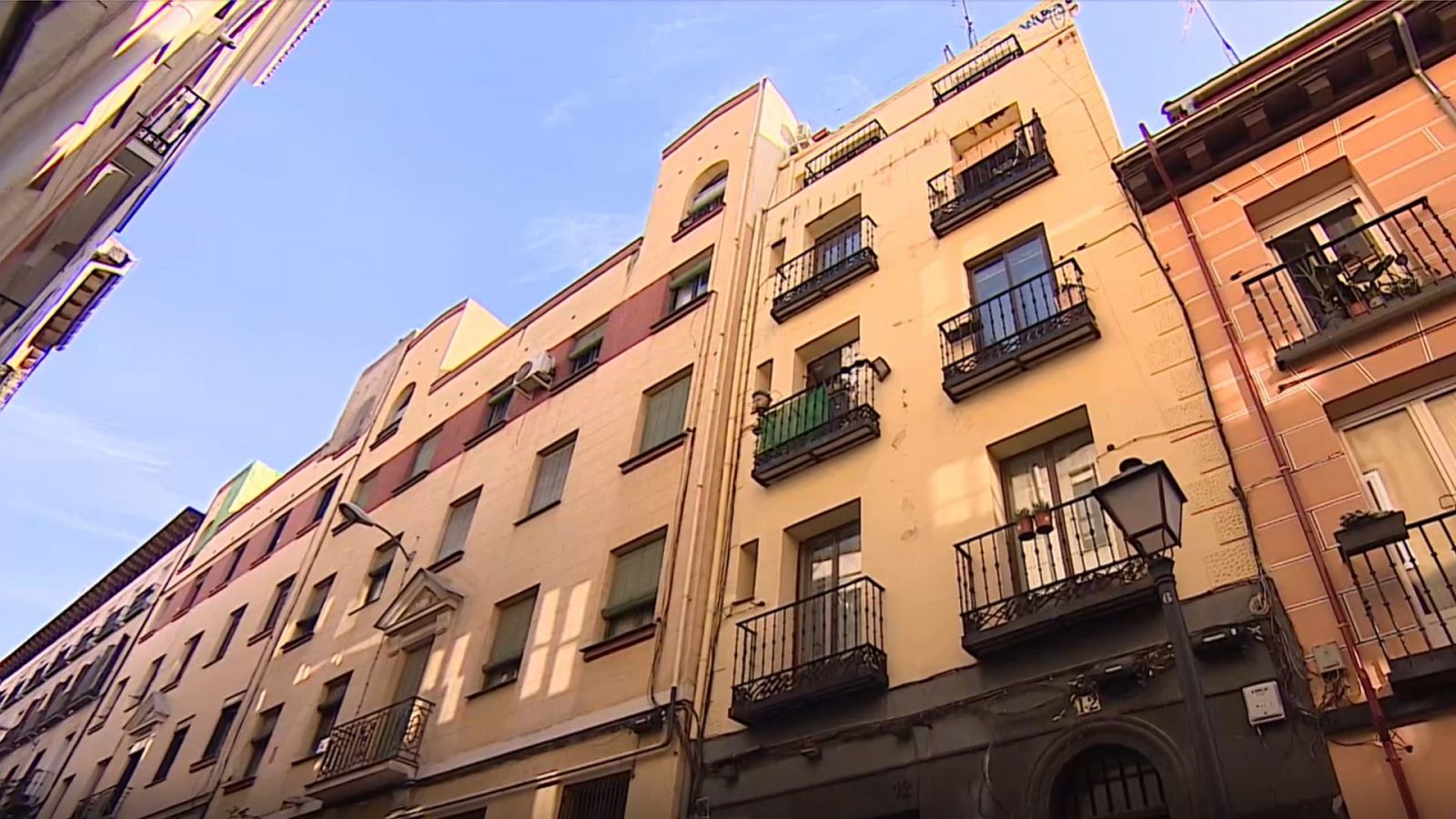 Los vecinos de un bloque de Madrid, desalojados en 24 horas: "Se ha derrumbado el suelo"