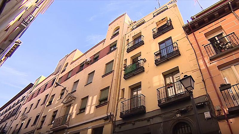 Los vecinos de un bloque de Madrid, desalojados en 24 horas por el mal estado del edificio: "Se ha derrumbado el suelo"