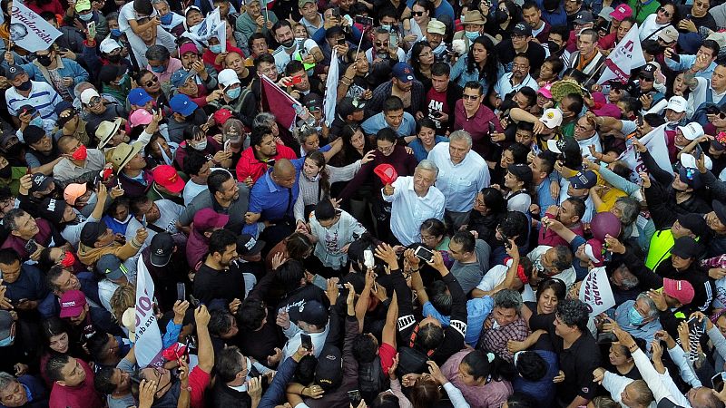 Miles de personas salen a las calles de México para apoyar a Obrador