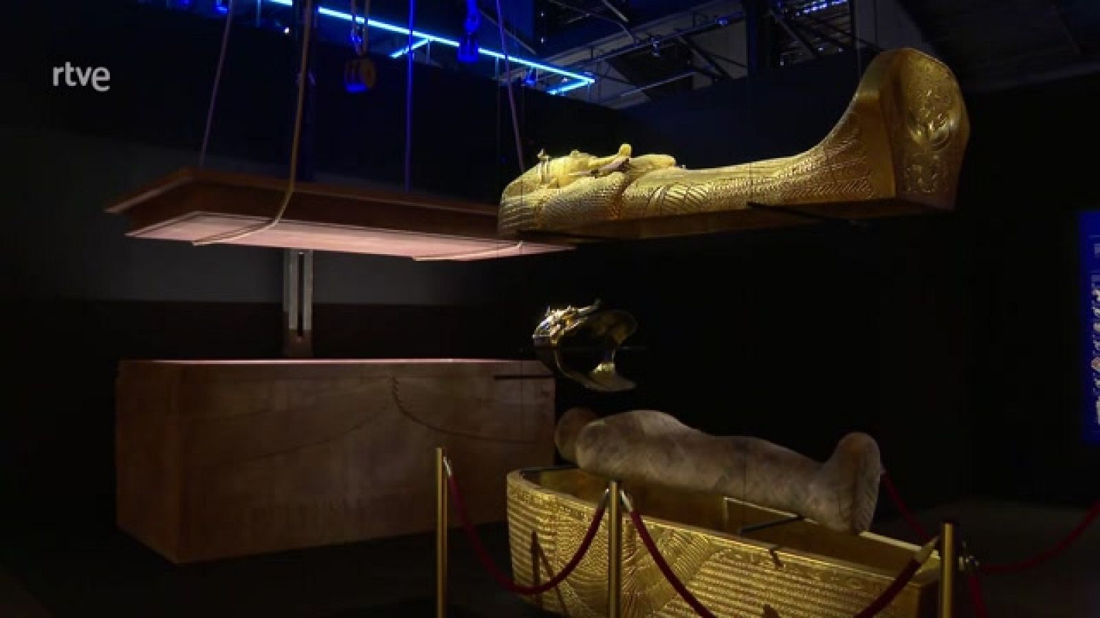 Se cumplen cien años del descubrimiento de la tumba de Tutankamón por Howard Carter. Una exposición nos permite ahora caminar dentro de la tumba del mítico personaje y descubrir templos, tesoros y secretos del Antiguo Egipto.