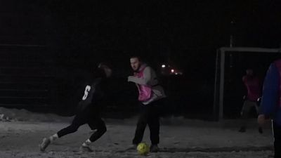 Un campo de fútbol y una batería de coche en Ucrania para que alegrías y lamentos solo tengan que ver con un partido   