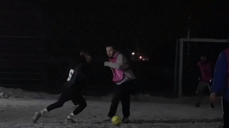 Un campo de fútbol y una batería de coche en Ucrania para que alegrías y lamentos solo tengan que ver con un partido 