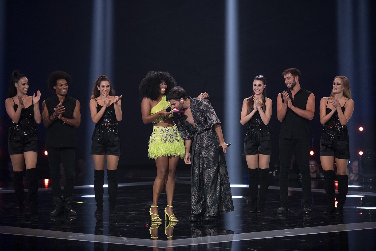 Dúos Increíbles: Nía y Agoney deciden que van a darle una sorpresa a los veteranos - Dúos increíbles | Ver